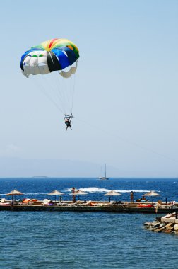 Para güneşli bir günde yelken açıyor