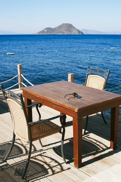 椅子やビーチのカフェのテーブル — ストック写真