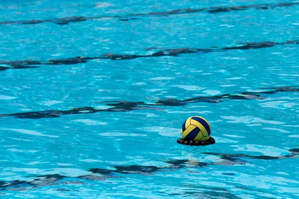 Ball auf dem Wasser — Stockfoto