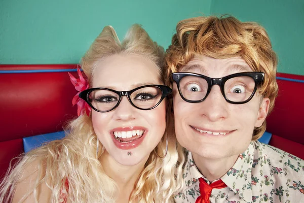 Gelukkige nerdy paar — Stockfoto
