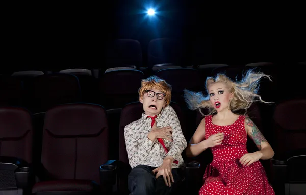 Engraçado estão assistindo filme assustador — Fotografia de Stock