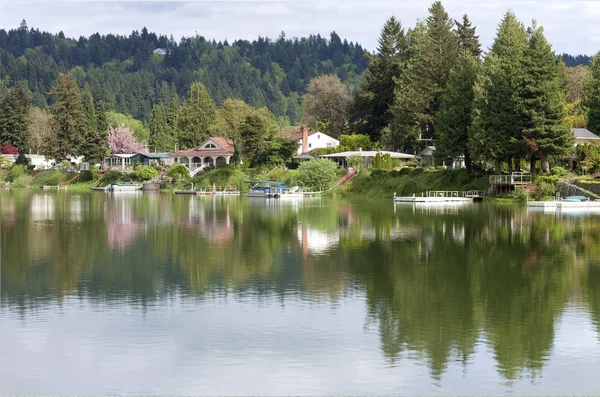 Propriedades da frente do lago, Woodland WA . — Fotografia de Stock