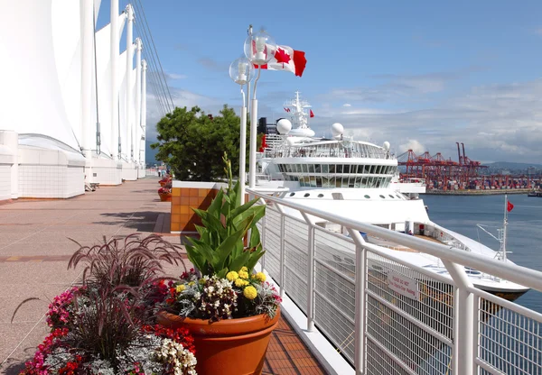 Canada Place & a moored cruise ship, Vancouver BC Canada. — Stock Photo, Image