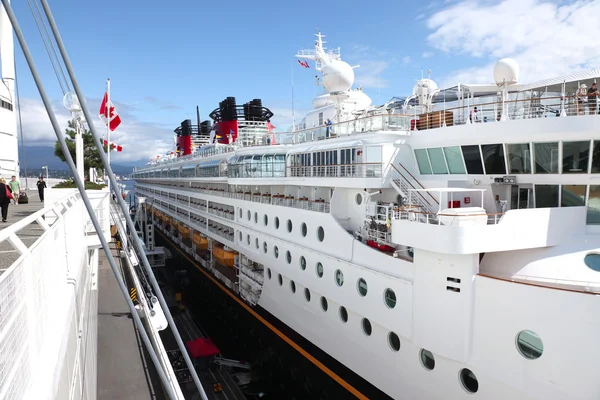 Zijaanzicht van een cruiseschip in canada place, vancouver bc canada. — Stockfoto