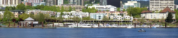 Eigentumswohnungen am Wasser und Yachthafen, Panorama. — Stockfoto