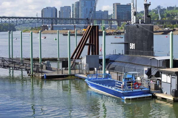 Verankertes U-Boot & ein Düsenboot. — Stockfoto