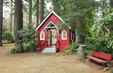 küçük kırmızı bir Şapel bir ormanda, portland veya.