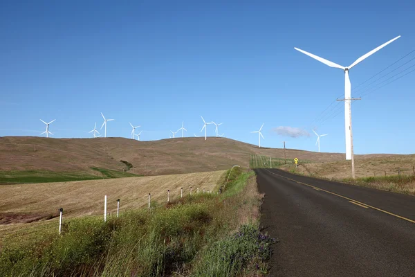 Turbiny wiatrowe energia i pola uprawne. — Zdjęcie stockowe