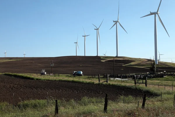 Turbiny wiatrowe energia i pola uprawne. — Zdjęcie stockowe