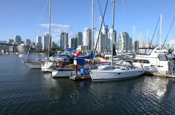 Vancouver BC., skyline vid False Creek och förtöjda segelbåtar. — Stockfoto