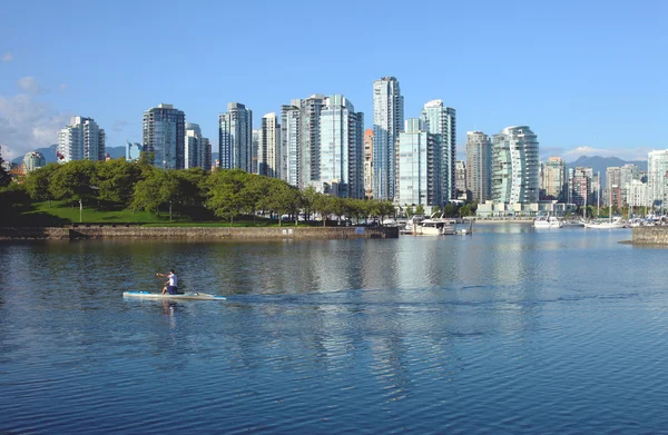 Vancouver bc nabrzeża false creek zatoce południowej stronie & żaglówki. — Zdjęcie stockowe