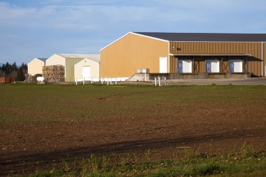 büyük çiftlik ambarlarında, kırsal oregon.