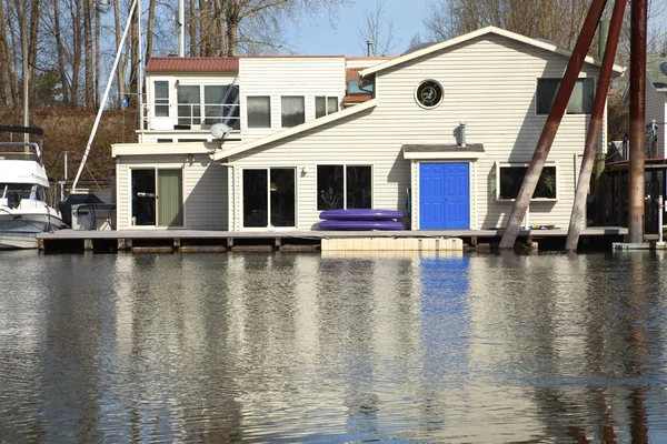 Uma casa flutuante com uma porta azul, Portland OR . — Fotografia de Stock