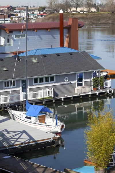 A floating home and a sailboat, Portland OR. — Stock Photo, Image