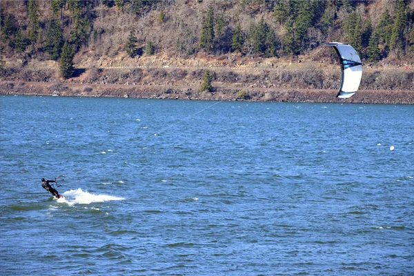 Wind surfing on the Columbia River, Hood River OR. — Stock Photo, Image