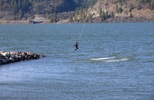 Vindsurfing på Columbia River, Hood River OR . – stockfoto