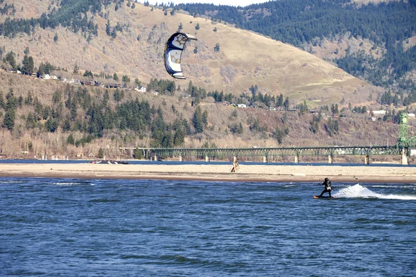 Planche à voile chevauchant le vent, rivière Hood OU . — Photo