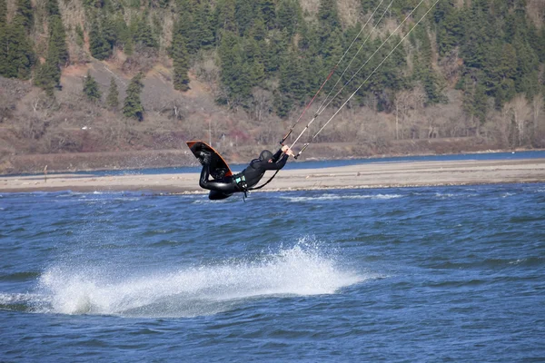 Vento surfista cavalcando il vento, Hood river OR . — Foto Stock