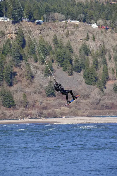 フードの川、風に乗って風サーファーや. — ストック写真