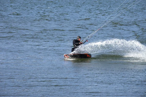 Windsurfer auf dem Wind, auf dem Kapuzenfluss oder. — Stockfoto