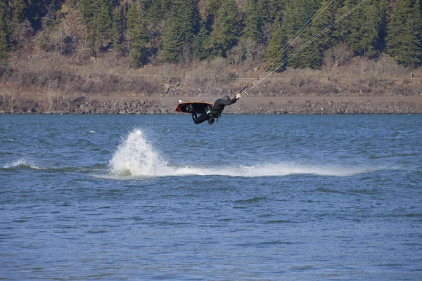 Vento surfista cavalcando il vento, Hood river OR . — Foto Stock