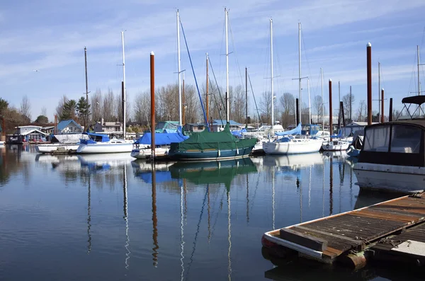 Veleiros atracados em uma marina, Portland OR . — Fotografia de Stock
