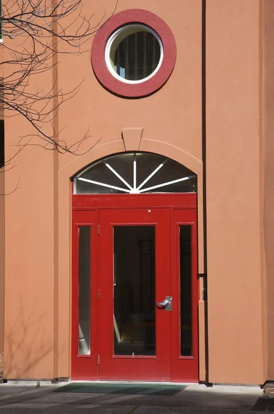 En röd dörr condo ingång, portland eller. — Stockfoto