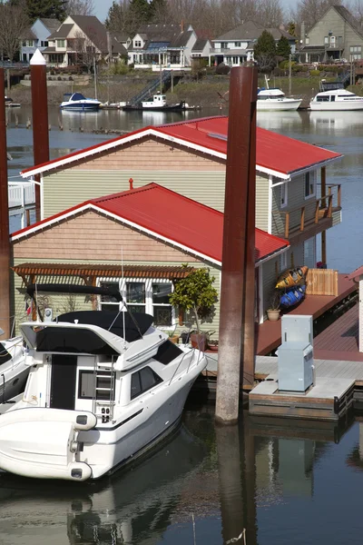 Una casa galleggiante e una barca a vela, Portland OR . — Foto Stock