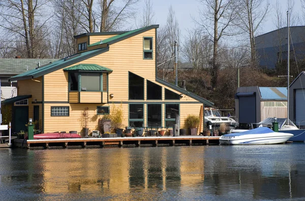 Yellow floating house, Portland OR. — Stock Photo, Image