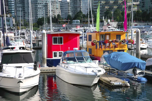 小船在市中心的房子加拿大温哥华不列颠哥伦比亚省. — 图库照片