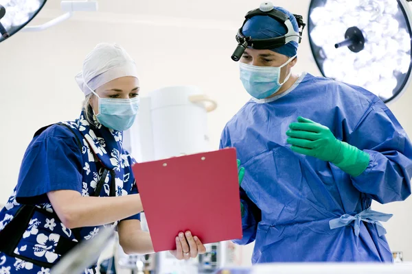 Хірург і медсестра — стокове фото