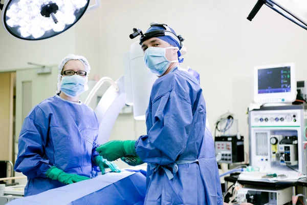 Chirurg und Krankenschwester — Stockfoto