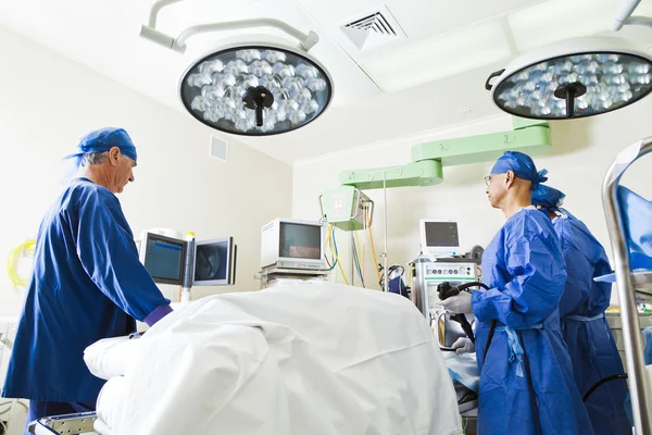 Surgery room with surgeon and nurses — Stock Photo, Image