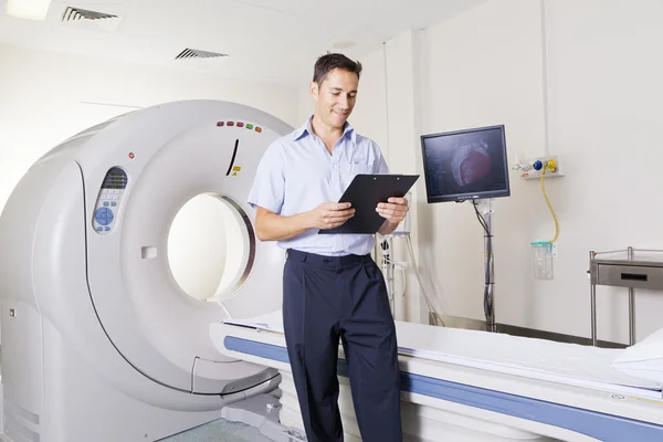 磁共振成像扫描仪和医生 — 图库照片