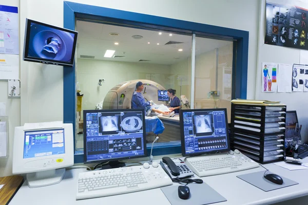 MRI-machine en schermen Stockafbeelding
