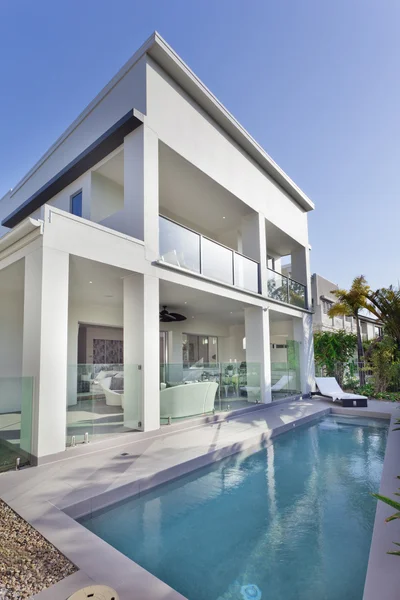 Yüzme havuzlu modern bir ev — Stok fotoğraf