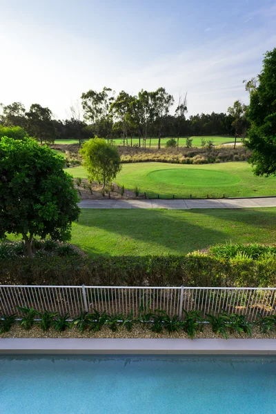 Blick vom Balkon auf den Golfplatz — Stockfoto
