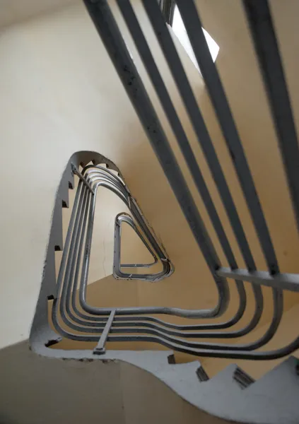 bir üçgen şekli oluşturan metal bannister ile spiral merdivenler