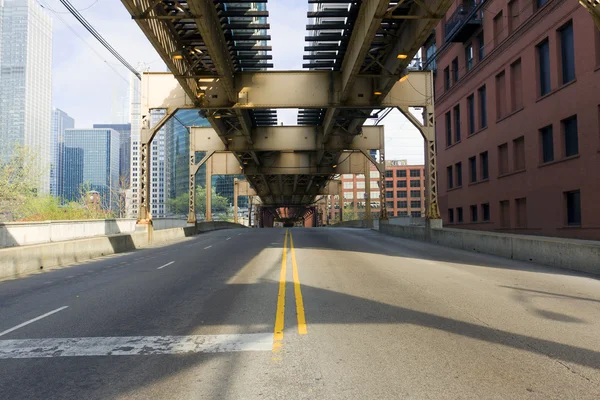 城市风格-在城市市区的桥梁 — 图库照片