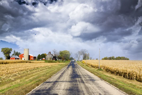 Загородная дорога с бурным небом — стоковое фото