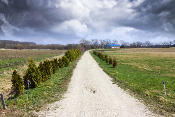 Американская ферма с бурным небом — стоковое фото