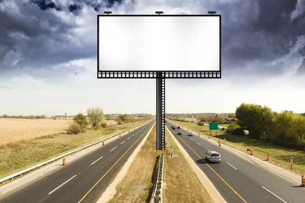 Cartelera con cielo tormentoso en camino de peaje americano — Foto de Stock