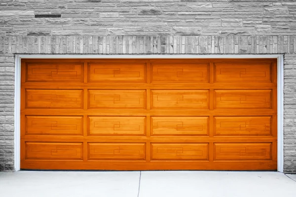 Hnědá garážové dveře — Stock fotografie
