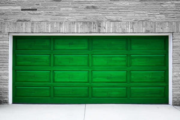 Hnědá garážové dveře — Stock fotografie