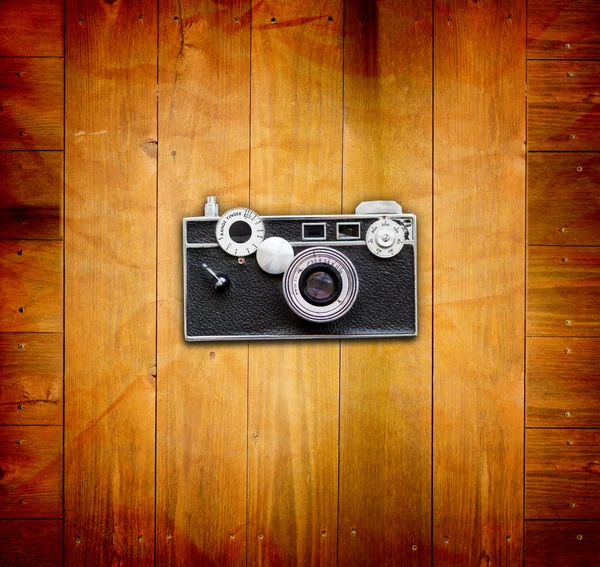 Fotos vintage e câmera na mesa velha de madeira — Fotografia de Stock