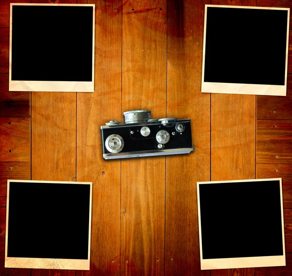 Archiwalne zdjęcia i kamera na drewnianym stole stary — Zdjęcie stockowe