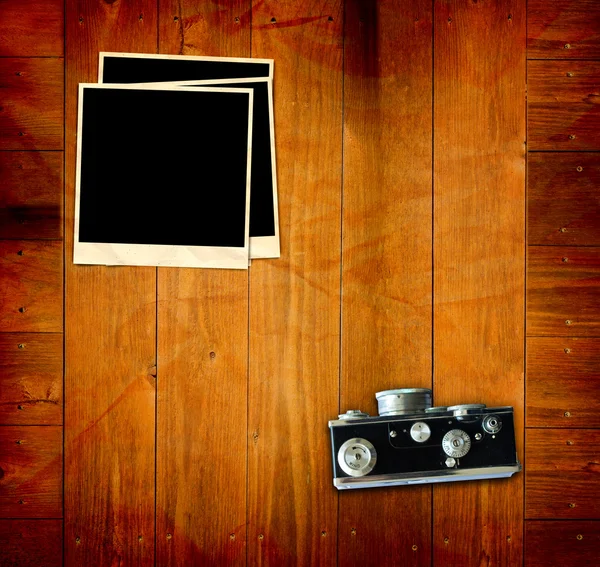 Φουρνιά από φωτογραφίες και τη φωτογραφική μηχανή στο ξύλινο παλιό τραπέζι — Φωτογραφία Αρχείου