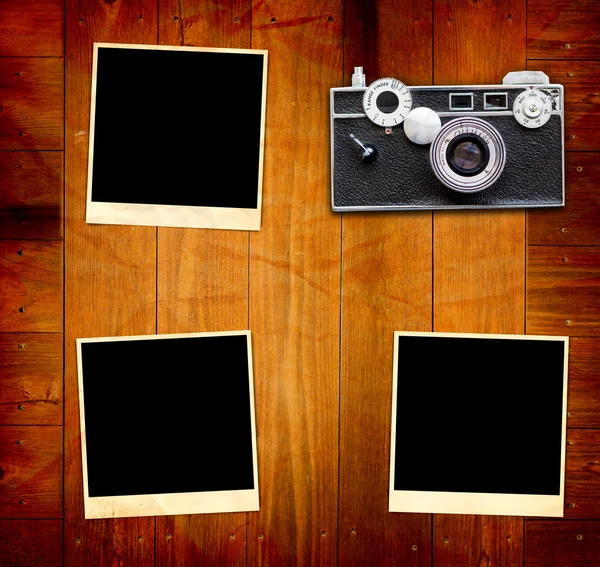 Imágenes vintage y cámara sobre tabla vieja de madera — Foto de Stock