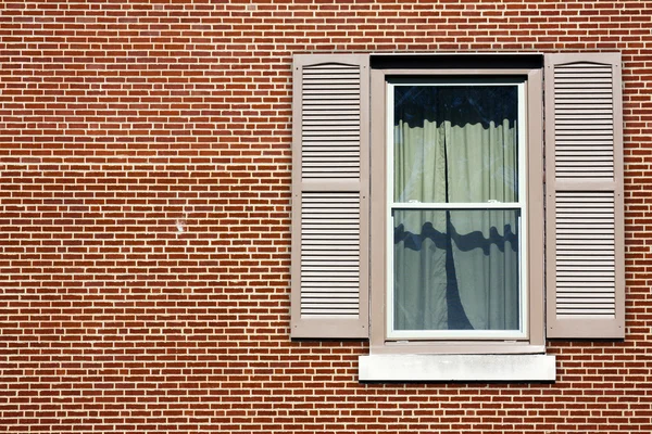 Кирпичная стена с окном — стоковое фото