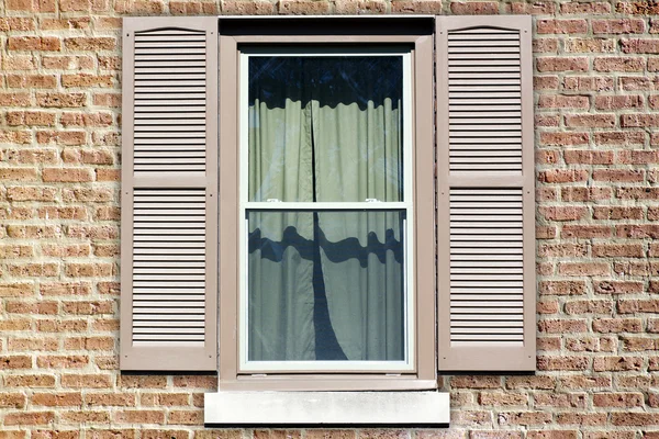 Pared de ladrillo con ventana —  Fotos de Stock